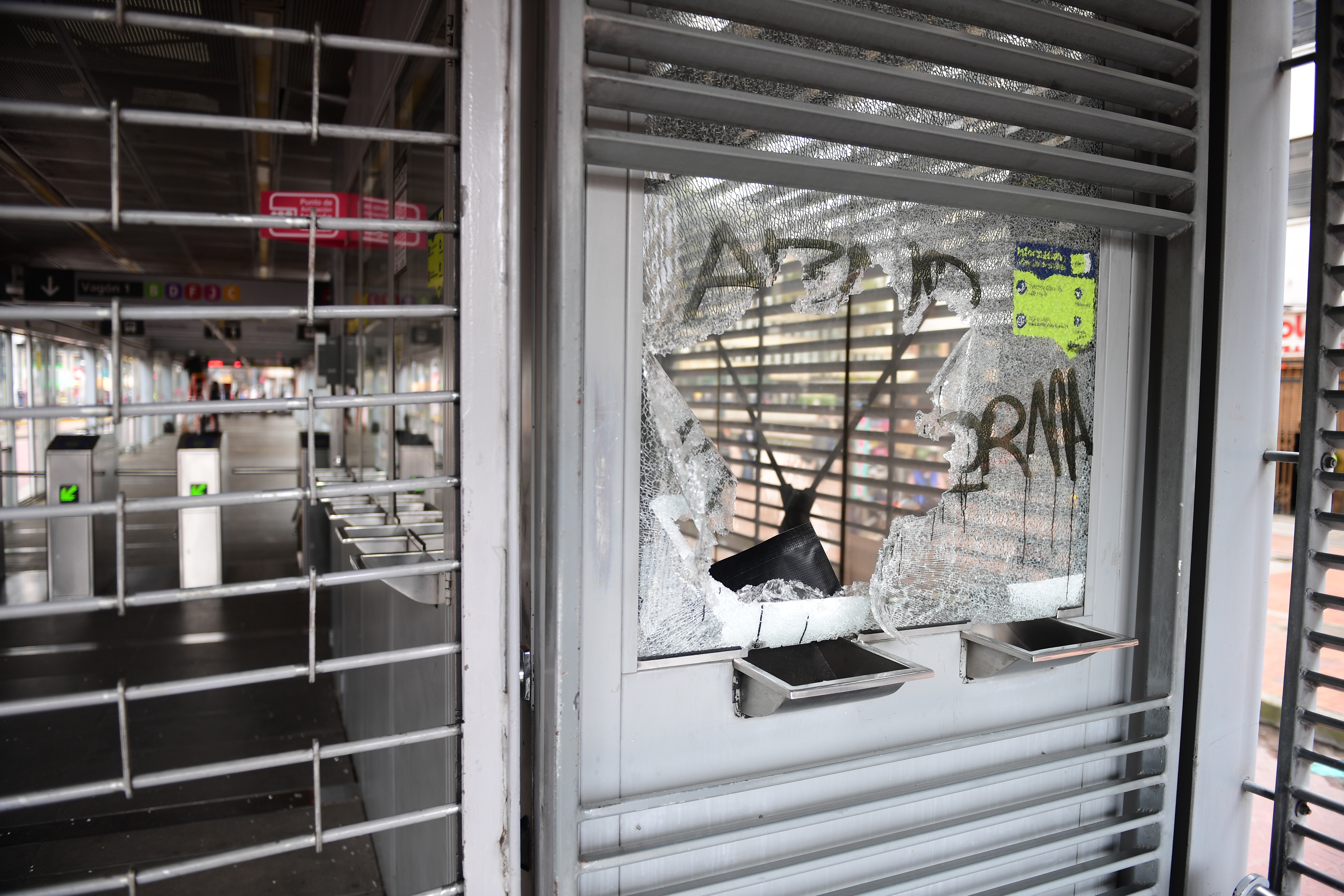 Estaciones de Transmilenio, calles y algunas edificaciones que fueron vandalizadas durante el paro nacional del 29 de abril #29A