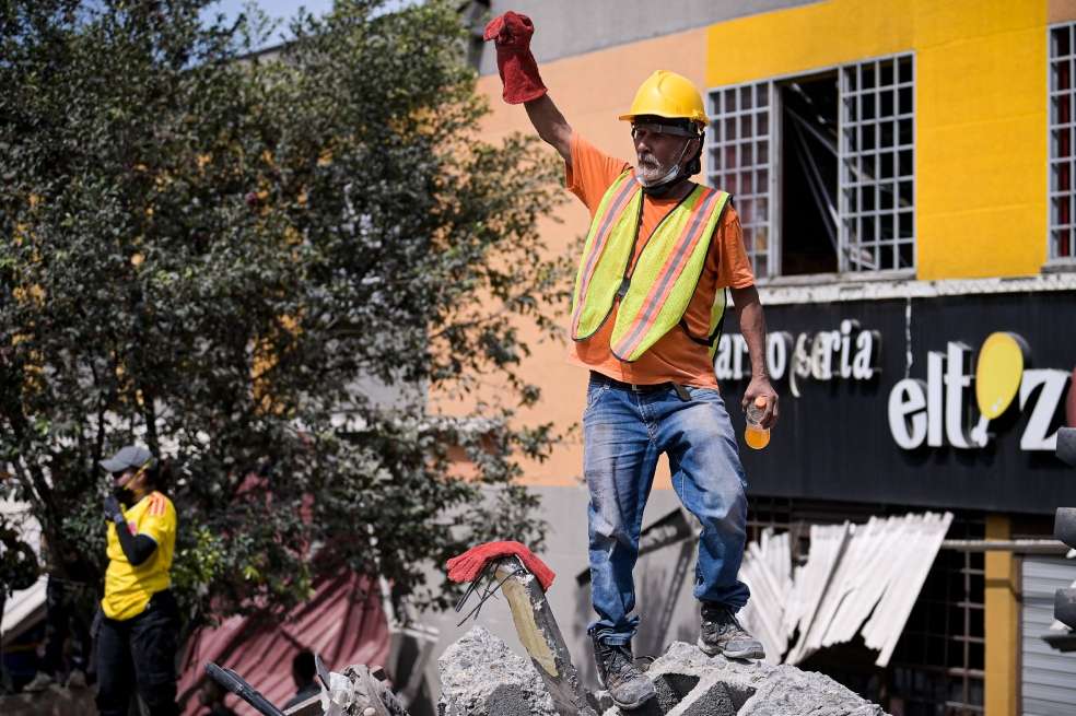 En Pereira, los equipos especializados de los cuerpos de bomberos de Bogotá, Envigado y de esta ciudad adelantan las labores de búsqueda.