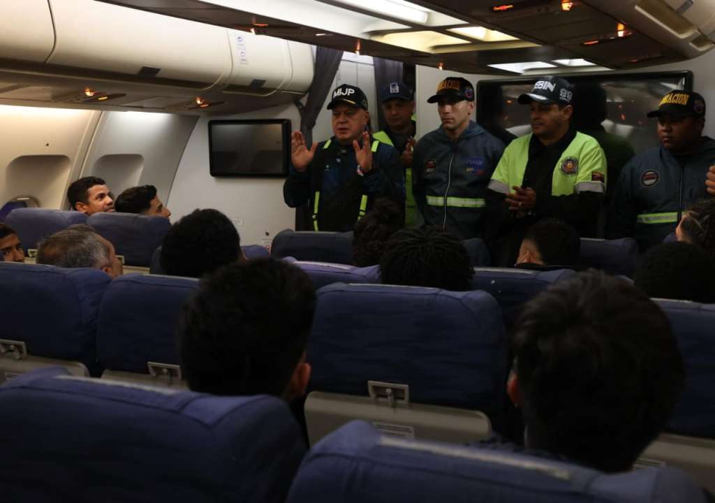 CARACAS (VENEZUELA), 24/03/2025.- Fotografía cedida por Prensa del Ministerio de Interior, Justicia y Paz, donde se observa al ministro de esa cartera, Diosdado Cabello, hablar con personas dentro de un avión en el Aeropuerto Internacional Simón Bolívar, en La Guaira (Venezuela). Un grupo de 199 migrantes venezolanos retornó en la madrugada de este lunes a su país en un avión procedentes de Honduras, a donde habían llegado desde EE.UU., país del que fueron deportados, informó el titular de Interior, Diosdado Cabello. EFE/ Prensa del Ministerio para Interior, Justicia y Paz- SOLO USO EDITORIAL/SOLO DISPONIBLE PARA ILUSTRAR LA NOTICIA QUE ACOMPAÑA (CRÉDITO OBLIGATORIO) -