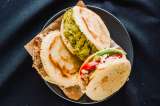 Enciende fogones y prepara esta arepa rellena de chicharrón