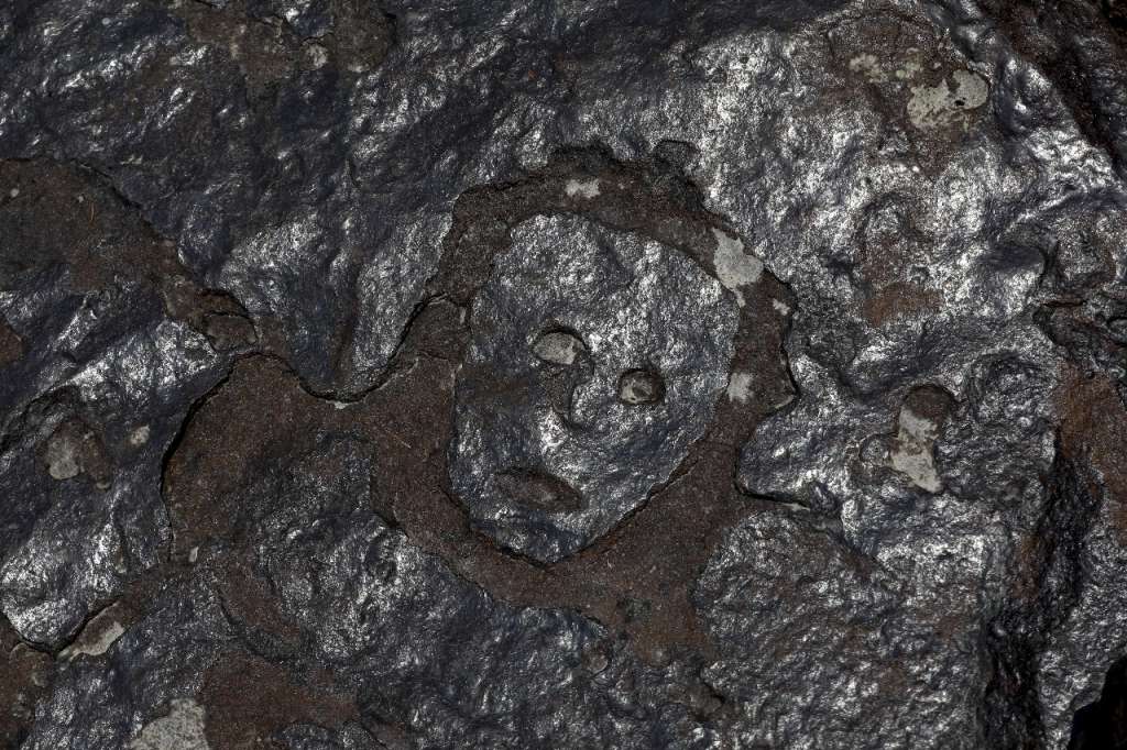 Imagen de los rostros tallados encontrados en las rocas que dejó al descubierto la sequía.