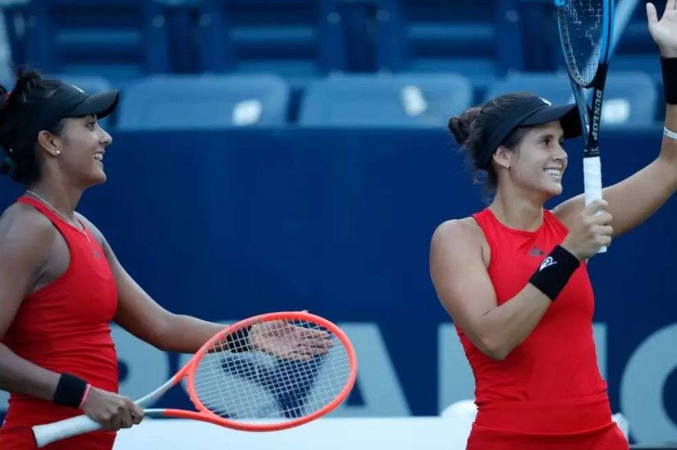 Yuliana Lizarazo y María Paulina Pérez después de su triunfo en el Abierto de Monterrey.