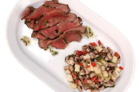 Ensalada de carne con fríjol blanco y queso azul