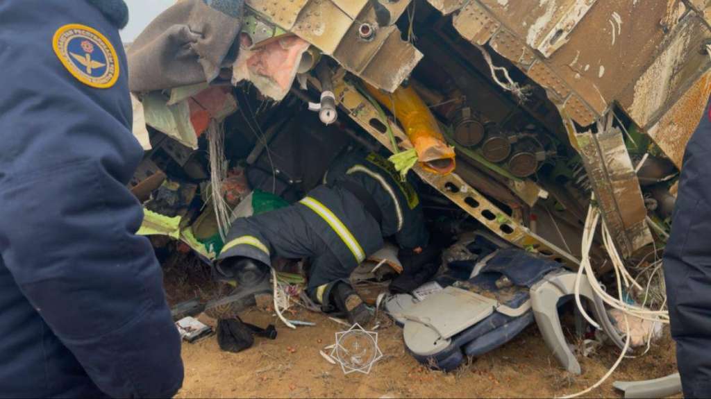 ASTANÁ (KAZAJISTÁN), 25/12/2024.- Miembros de los servicios de emergencias trabajan en el rescate de pasajeros de un avión que se estrelló cuando cubría la ruta entre la capital azerbaiyana, Bakú, y la ciudad rusa de Grozni, este miércoles. Al menos 28 personas ha sobrevido, informaron fuentes locales. EFE/ Emergencias de Kazajistán / ***SOLO USO EDITORIAL/SOLO DISPONIBLE PARA ILUSTRAR LA NOTICIA QUE ACOMPAÑA (CRÉDITO OBLIGATORIO)***