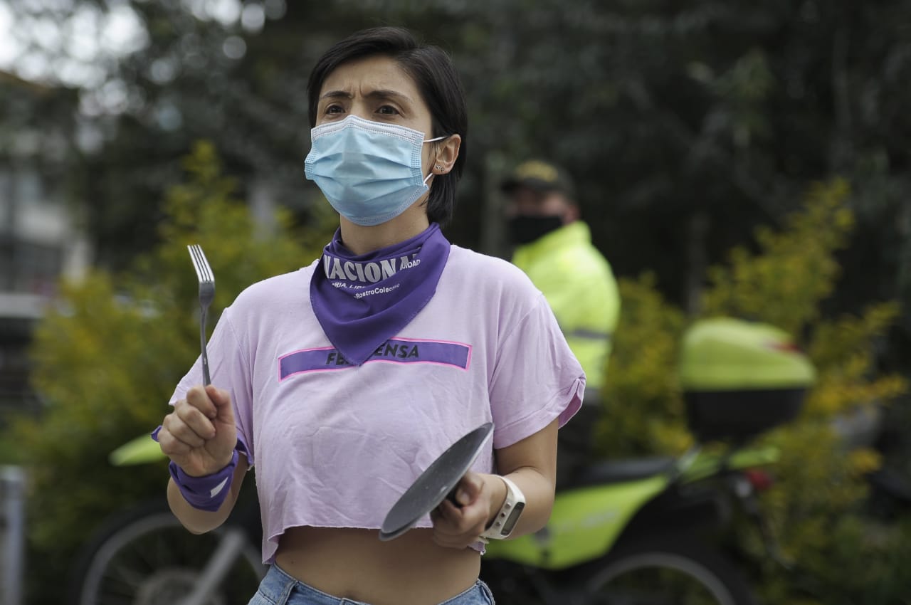 Con cánticos y arengas, las mujeres se manifestaron esta mañana en ciudades como Bogotá y Popayán.
