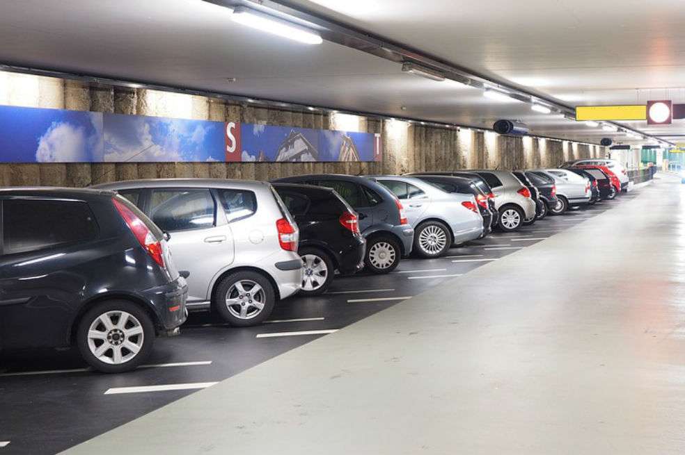 El impuesto aprobado implica el cobro por el parqueo en las vías públicas, centros comerciales, clínicas y hasta universidades privadas. / Archivo El Espectador