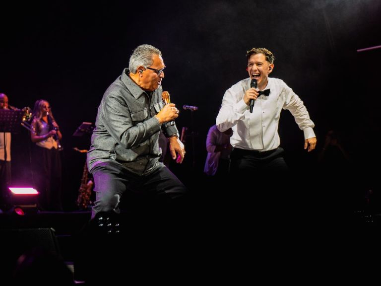 “Te paso la batuta”: Tito Nieves coronó a Guaynaa como el nuevo rey de la salsa