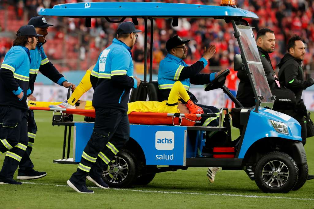 AME7912. SANTIAGO (CHILE), 10/09/2024.- Carlos Lampe de Bolivia sale lesionado este martes, en un partido de las eliminatorias sudamericanas para el Mundial de 2026 entre Chile y Bolivia en el estadio Nacional Julio Martínez Prádanos en Santiago (Chile). EFE/ Elvis González