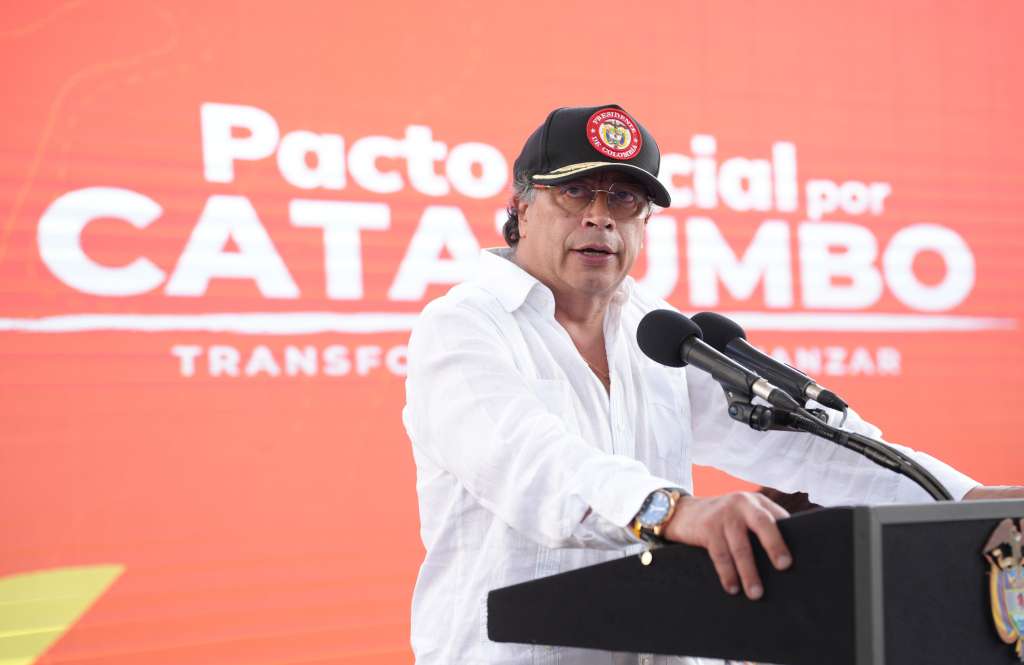 AME7243. TIBÚ (COLOMBIA), 06/03/2025.- Fotografía cedida por la Presidencia de Colombia del mandatario colombiano, Gustavo Petro, durante un discurso en Tibú (Colombia). Petro afirmó que hablará con Nicolás Maduro, quien juró en enero pasado para un tercer mandato en Venezuela, para ver si construyen una zona económica especial en la frontera. EFE/ Presidencia De Colombia / SOLO USO EDITORIAL/ SOLO DISPONIBLE PARA ILUSTRAR LA NOTICIA QUE ACOMPAÑA (CRÉDITO OBLIGATORIO)