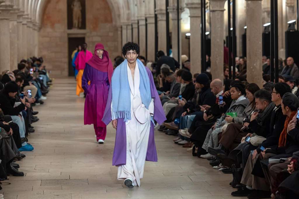 PARIS (France), 22/01/2026.- Models present creations from the Fall/Winter 2026/2027 collection by the Issey Miyake fashion house during Paris Fashion Week, in Paris, France, 22 January 2026. The presentation of the men's collections runs from 20 to 25 January 2026. (Moda, Francia) EFE/EPA/CHRISTOPHE PETIT TESSON