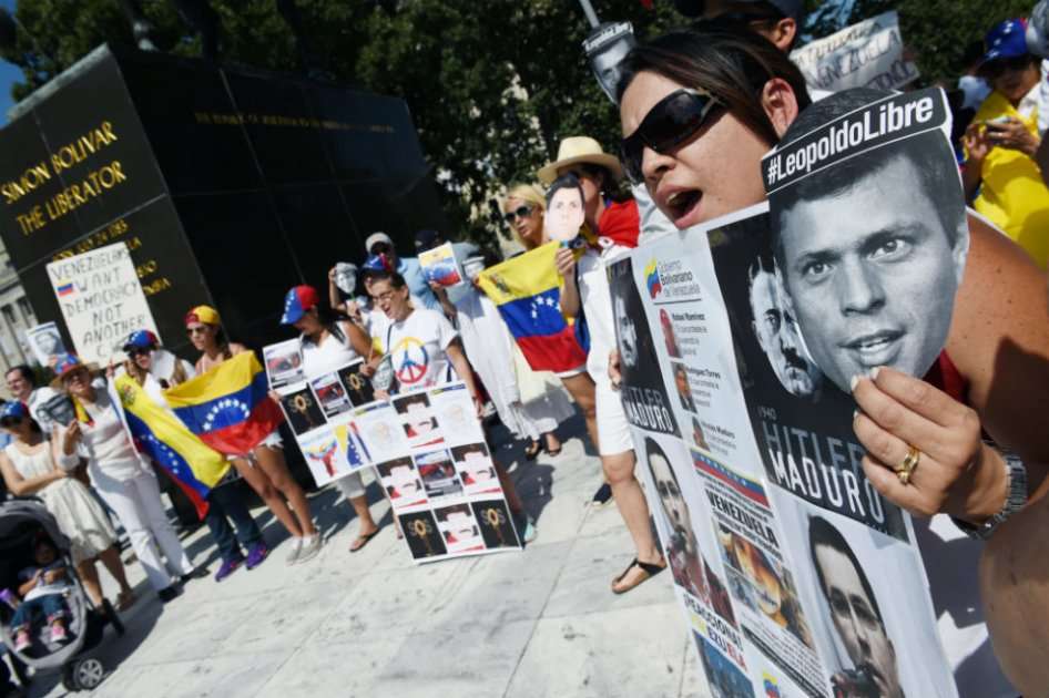 Carlos García formaba parte de un grupo de unas 600 personas a quienes la oposición venezolana considera "presos políticos", entre los cuales se encuentra el dirigente Leopoldo López. / EFE.