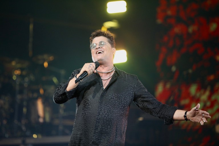 En su primer concierto en Bogotá, Ricky Martin recibió a su colega el colombiano Carlos Vives y juntos cantaron ‘Canción Bonita’.