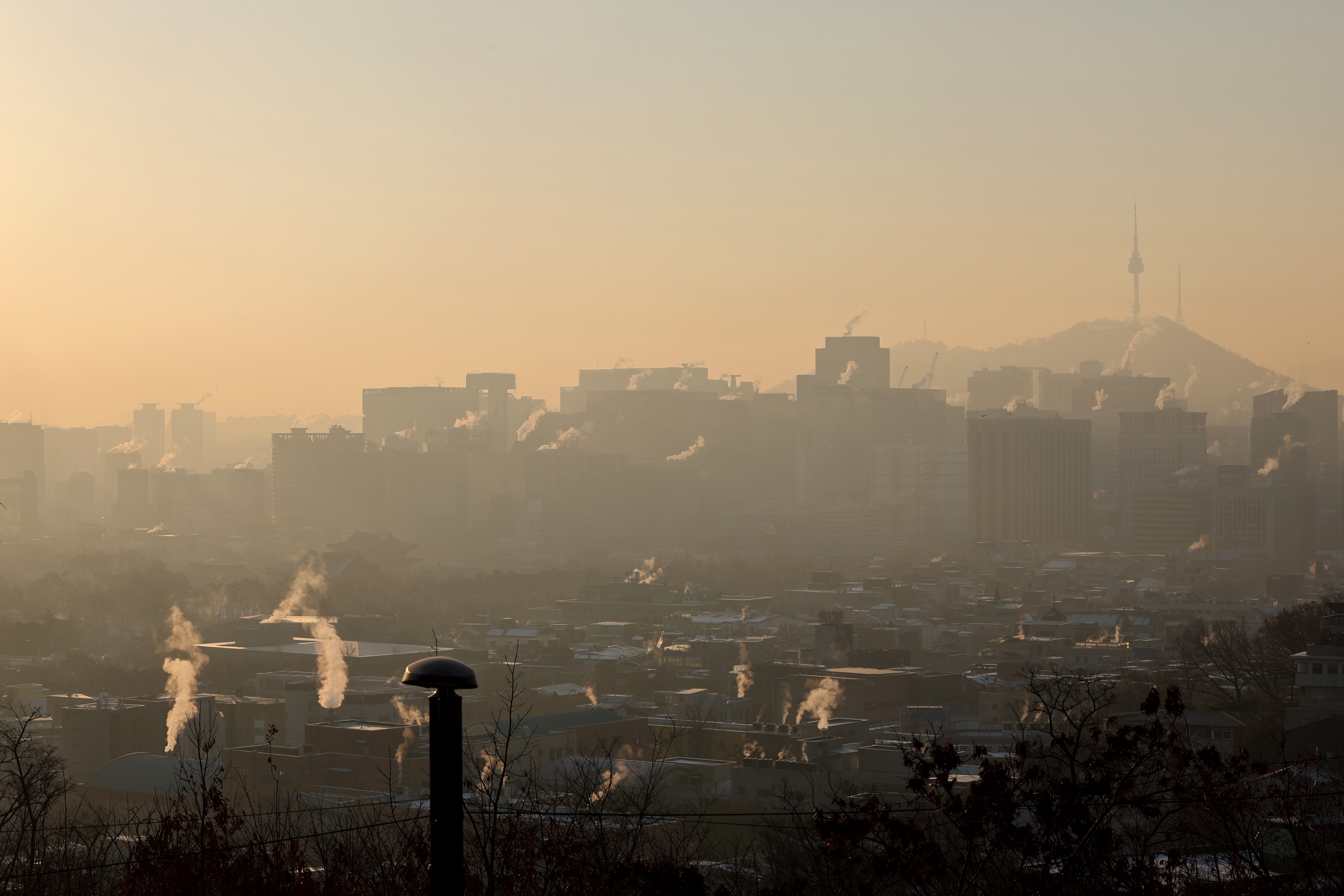 -FOTODELDÍA- EA2026. SEÚL (COREA DEL SUR), 26/12/2022.- Vista hoy desde el cerro Inwang de la contaminación del aire por partículas PM2.5, en Seúl (Corea del Sur). EFE/EPA/YONHAP /PROHIBIDO SU USO EN COREA DEL SUR