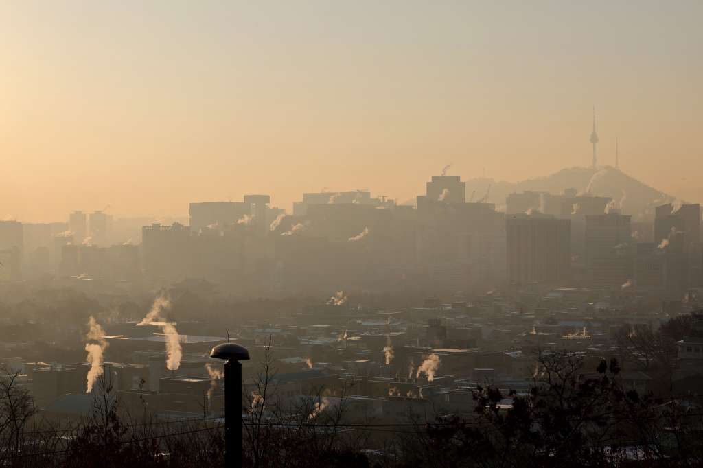 -FOTODELDÍA- EA2026. SEÚL (COREA DEL SUR), 26/12/2022.- Vista hoy desde el cerro Inwang de la contaminación del aire por partículas PM2.5, en Seúl (Corea del Sur). EFE/EPA/YONHAP /PROHIBIDO SU USO EN COREA DEL SUR