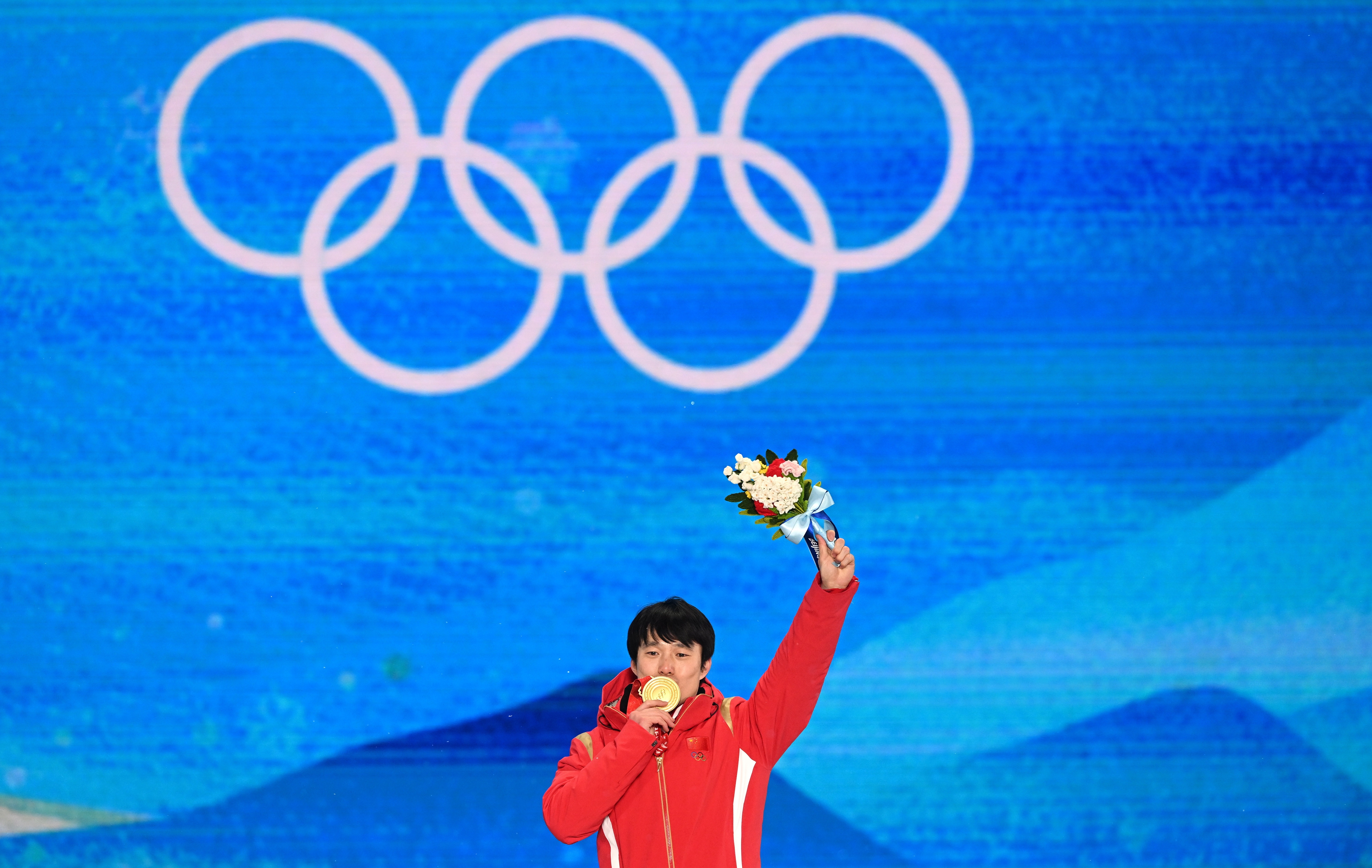 Zhangjiakou (China), 17/02/2022.- Gold medalist Qi Guangpu of China during the medal ceremony for the Men's Freestyle Skiing Aerials at the Beijing 2022 Olympic Games, Zhangjiakou, China, 17 February 2022. EFE/EPA/FILIP SINGER