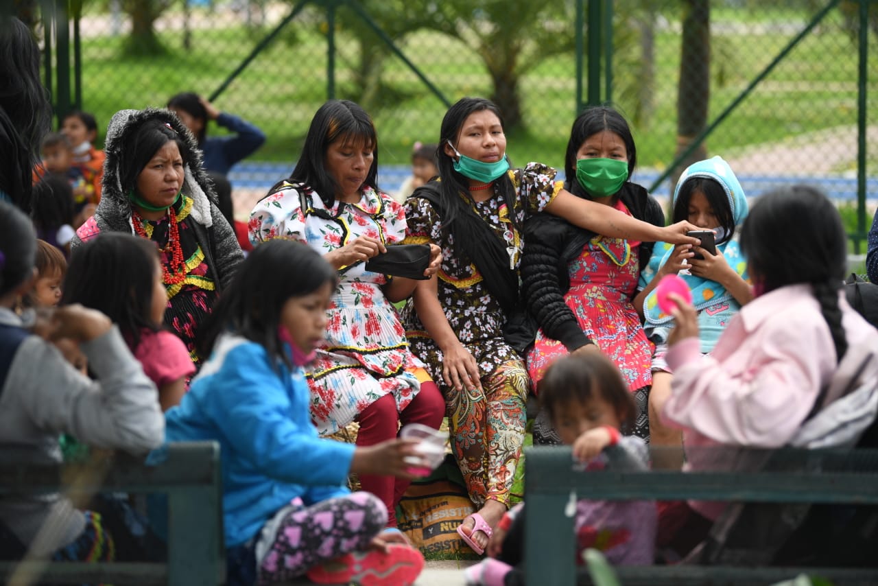 Así se veían en la tarde de ayer los nativos embera katío en el parque Tercer Milenio. / Gustavo Torrijos - El Espectador.