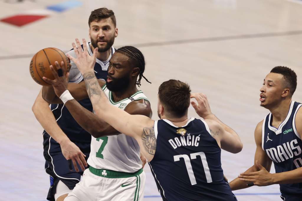 Arlington (United States), 13/06/2024.- Boston Celtics guard Jaylen Brown (2-L) in action with Dallas Mavericks guard Luka Doncic during the first half of the NBA Finals game three in Arlington, Texas, USA, 12 June 2024. (Baloncesto) EFE/EPA/ADAM DAVIS SHUTTERSTOCK OUT