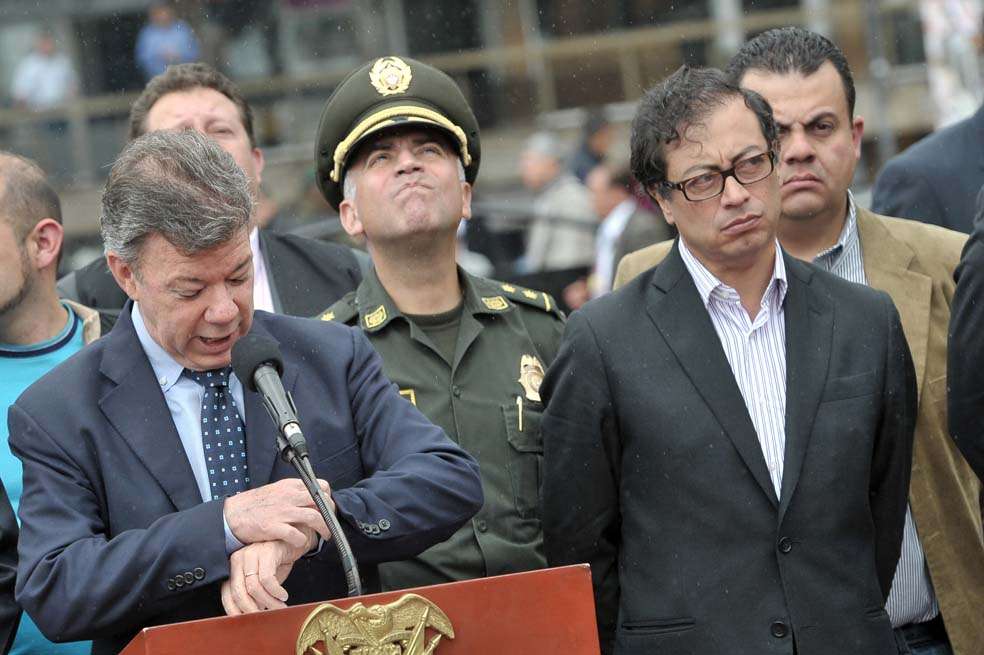 El presidente Juan Manuel Santos instaló una mesa de diálogo con el alcalde Gustavo Petro, en el sector del Virrey en Bogotá. El objetivo: mejorar la seguridad de los usuarios de taxis. / Luis Ángel-El Espectador