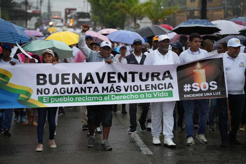 AME8074. BUENAVENTURA (COLOMBIA), 10/04/2025.- Un grupo de personas sostiene un cartel durante una marcha este jueves, en Buenaventura (Colombia). Habitantes de la ciudad colombiana de Buenaventura, el principal puerto del país en el Pacífico, se manifestaron en las calles contra la violencia que, en lo que va de este año, deja al menos 48 personas muertas en enfrentamientos entre bandas armadas. EFE/ Ernesto Guzmán