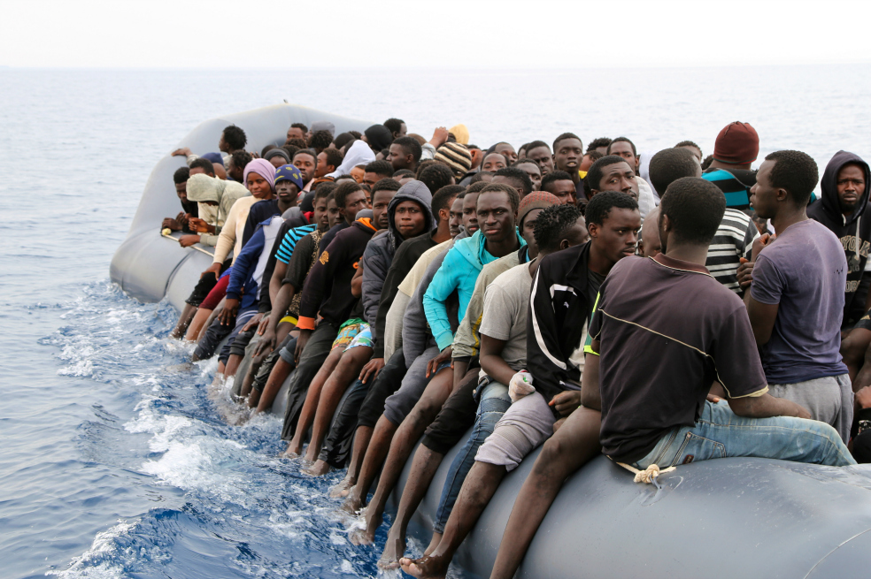 Foto de referencia: un grupo de migrantes en el pueblo de Zawiyah, en la costa de Libia. /AFP