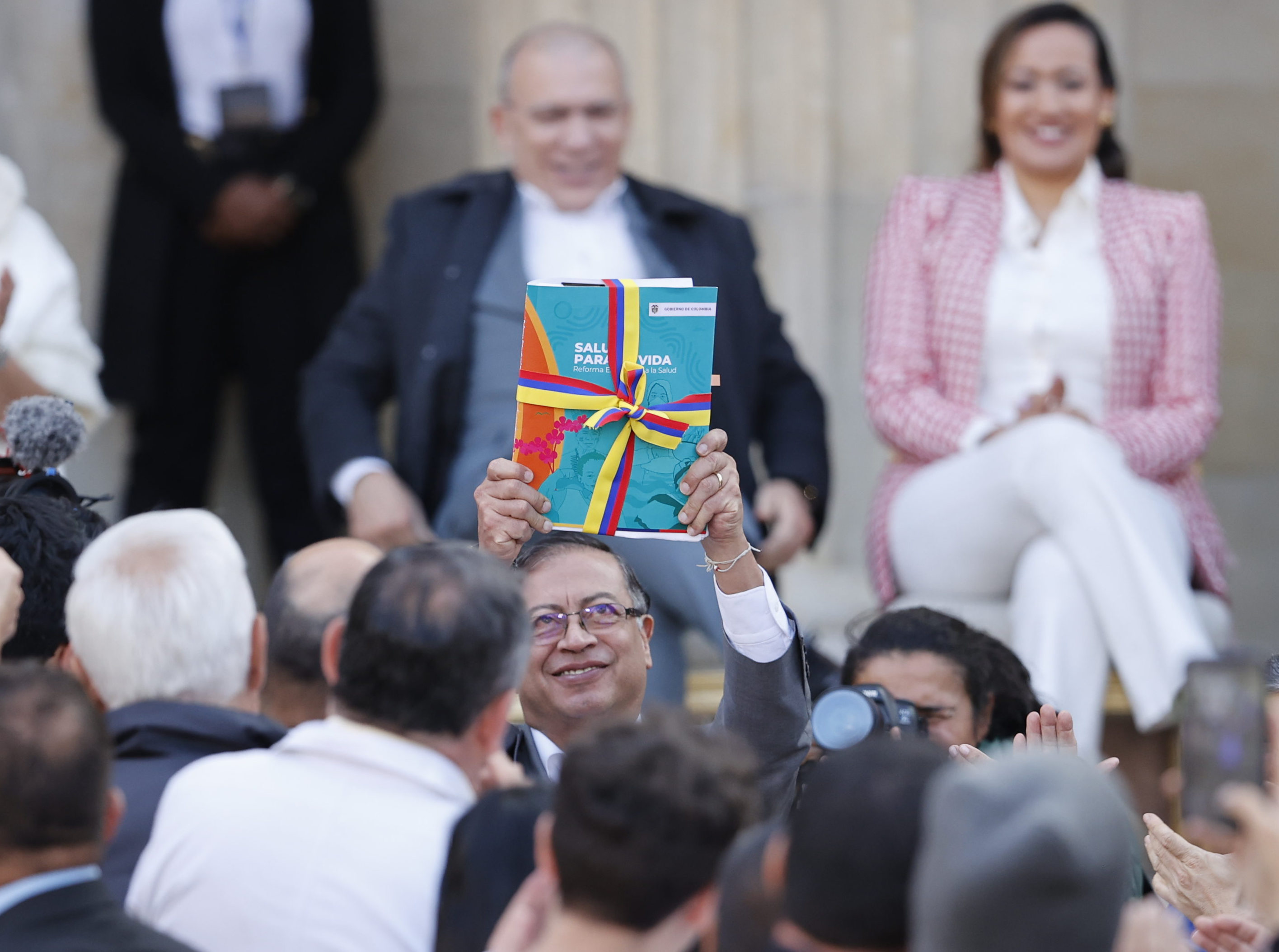 -FOTODELDÍA- AME4392. BOGOTÁ (COLOMBIA), 13/02/2023.- El presidente de Colombia, Gustavo Petro (c), muestra hoy el texto de la reforma a la salud durante el acto público de su radicación ante el Congreso, en Bogotá (Colombia). El Gobierno colombiano presentó este lunes la reforma de la salud, que lleva semanas causando debates en el país, y con la que pretende, si se aprueba en el Congreso, llevar la atención sanitaria a todos los rincones y fortalecer la atención primaria y la prevención de enfermedades. EFE/ Mauricio Dueñas Castañeda