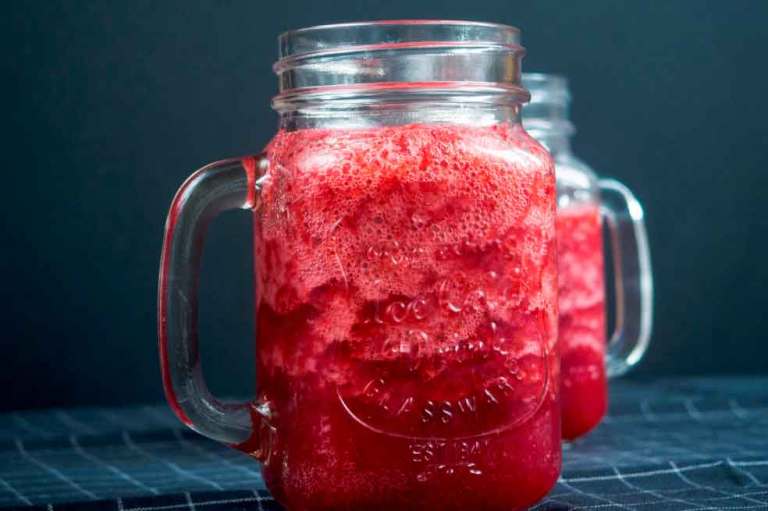 Prepara este delicioso licuado de avena con frambuesa