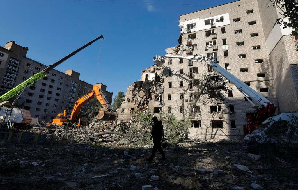 KYIV (Ukraine), 02/07/2026.- A Ukrainian rescuer walks at the site of a Russian missile strike on a nine-storey residential building in Kyiv, Ukraine, 02 July 2026, amid the Russian invasion. According to the State Emergency Service of Ukraine, at least 17 people were killed and more than 90 injured after a massive overnight Russian attack on Kyiv. The Ukrainian Air Force said Russia launched about 500 drones and more than 70 missiles of different types in the attack, with Kyiv the main direction of the assault. (Rusia, Ucrania, Kiev) EFE/EPA/SERGEY DOLZHENKO