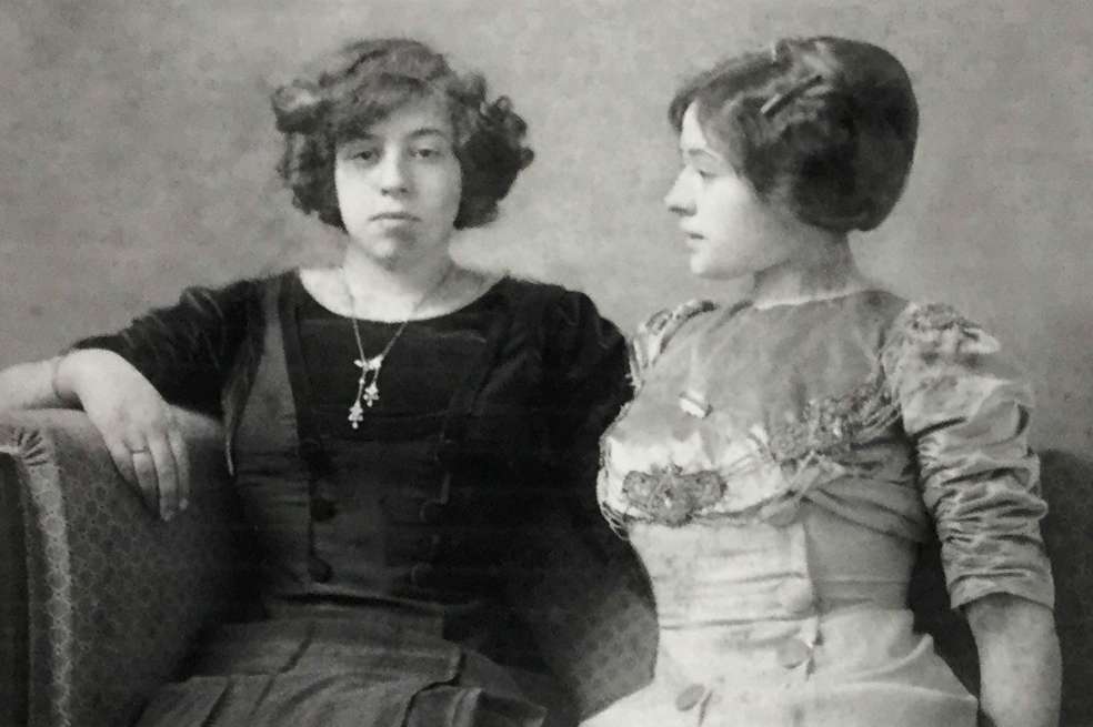 La artista con su hermana Lily. En ese entonces se hacía llamar Tom Seidmann-Freud.  / Documenta 14