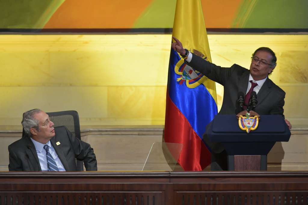 El presidente Gustavo Petro, junto con el saliente presidente del Senado, Iván Name.