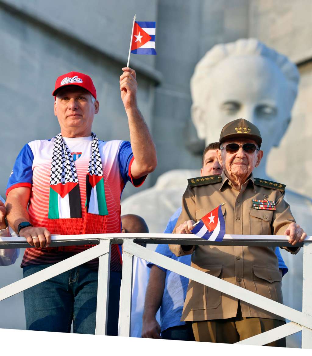 AME4061. LA HABANA (CUBA), 01/05/2025.- El presidente de Cuba, Miguel Diaz-Canel (i), y Raúl Castro (d) participan en el acto de inicio de la marcha del Primero de Mayo este jueves, en la Habana (Cuba). EFE/ Ernesto Mastrascusa
