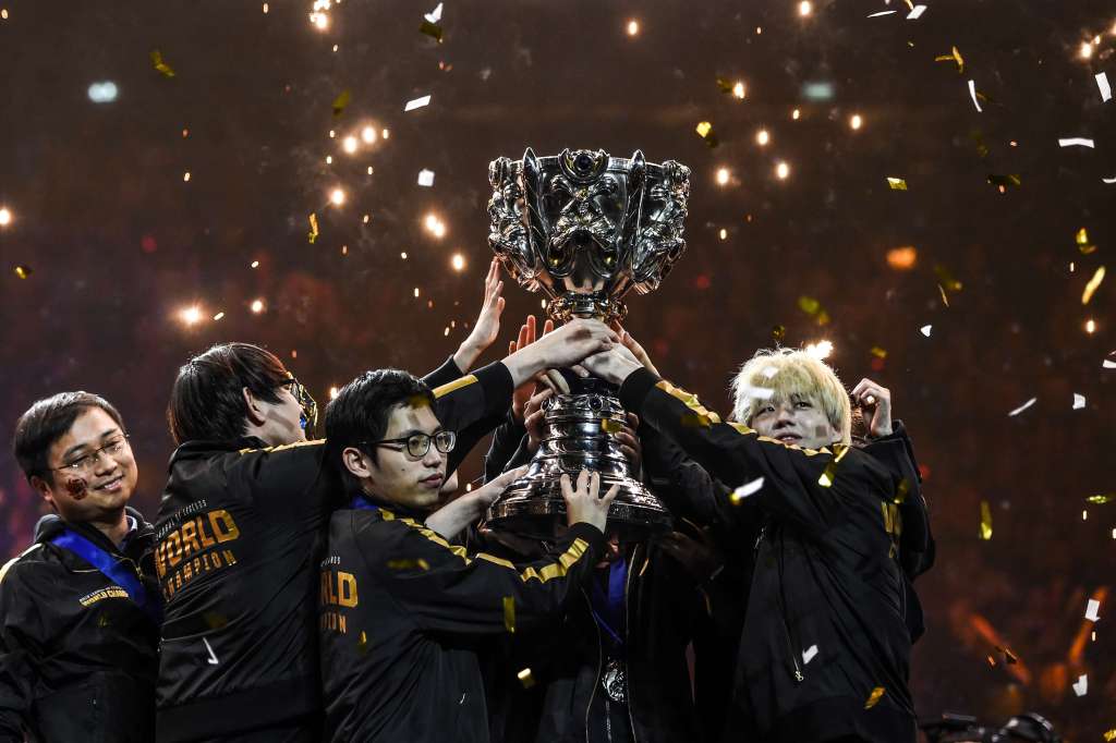 Los equipos chinos se han impuesto en 2018 con el equipo Invictus y en 2019 repitieron la hazaña con FunPlus (celebrando en la foto). Una nueva hegemonía que desplaza a las escuadras de Corea del Sur, ganadores de los cinco campeonatos anteriores. / AFP.