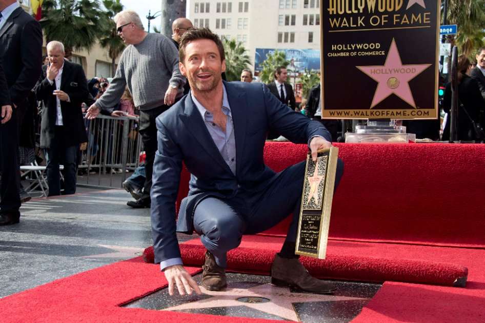 El actor australiano Hugh Jackman posa junto a la estrella que le fue otorgada en el Paseo de la Fama de Hollywood, California (EE.UU.).