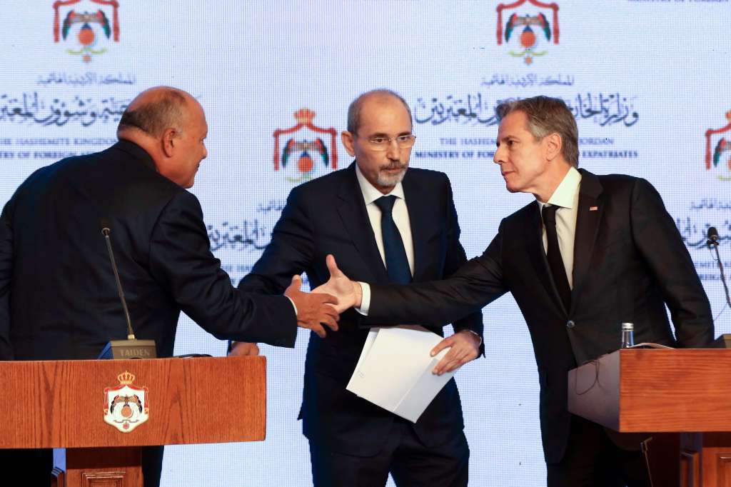 Amman (Egypt), 04/11/2023.- (L-R) Egyptian Foreign Minister Sameh Shoukry, Jordan's Foreign Minister Ayman Safadi and US Secretary of State Antony Blinken attend a joint press conference in Amman, Jordan, 04 November 2023. Blinken met with foreign ministers of Egypt, Saudi Arabia, the UAE, Qatar, and Jordan to discuss the Israel-Hamas conflict. Blinken arrived in Amman after visiting Israel where he had talks on the Israel-Hamas conflict, including efforts to secure the immediate release of hostages and humanitarian assistance entering Gaza, the US State Department said. Thousands of Israelis and Palestinians have died since the militant group Hamas launched an unprecedented attack on Israel from the Gaza Strip on 07 October, and the Israeli strikes on the Palestinian enclave which followed it. (Egipto, Jordania, Arabia Saudita, Catar) EFE/EPA/MOHAMMAD ALI