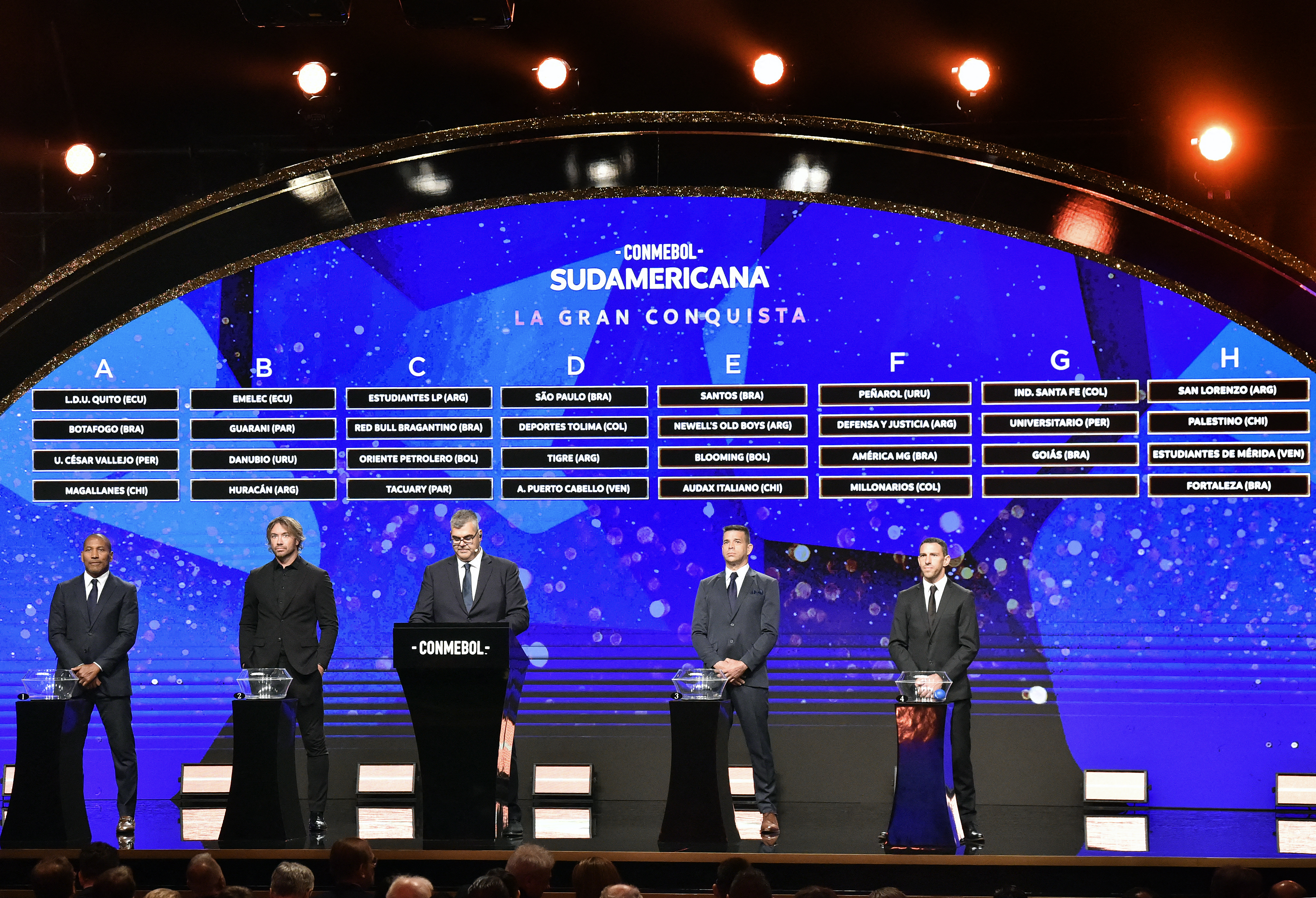 Mauro Silva, Diego Lugano, Ricardo Tavarelli y Maxi Rodríguez en la ceremonia del sorteo de la Copa Sudamericana.