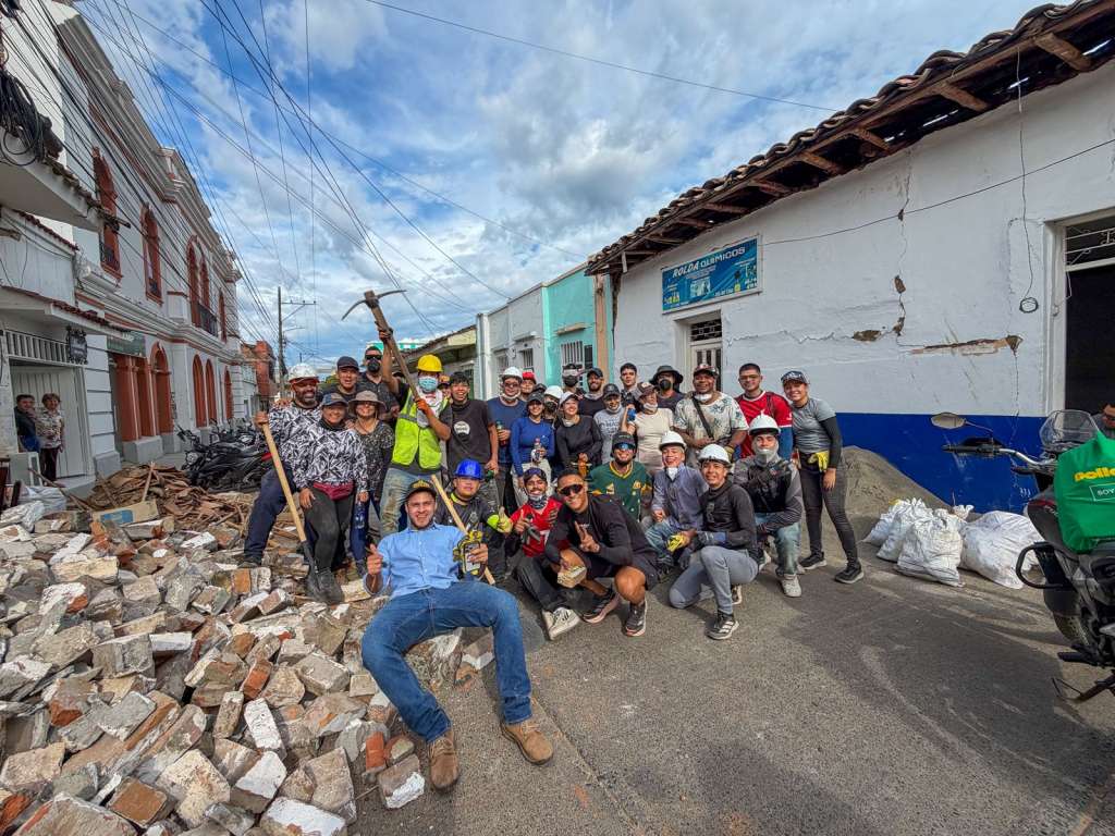 En distintas jornadas, decenas de jóvenes han llegado a viviendas y calles para retirar y ayudar a despejar los espacios afectados por el terremoto.