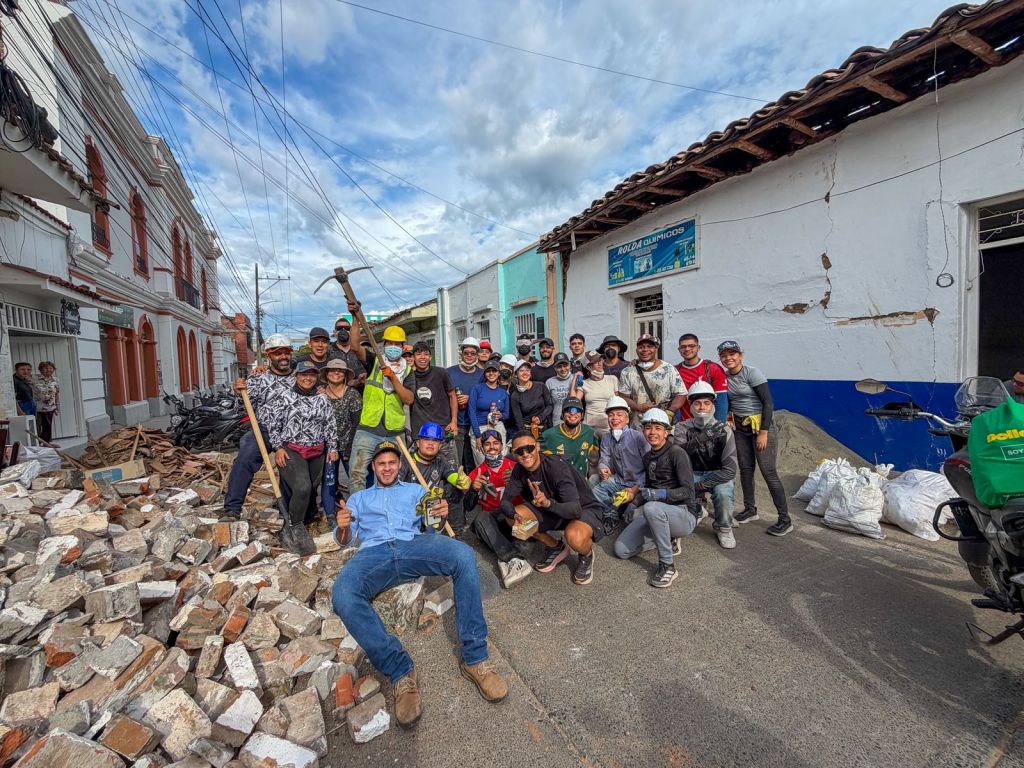 En distintas jornadas, decenas de jóvenes han llegado a viviendas y calles para retirar y ayudar a despejar los espacios afectados por el terremoto.