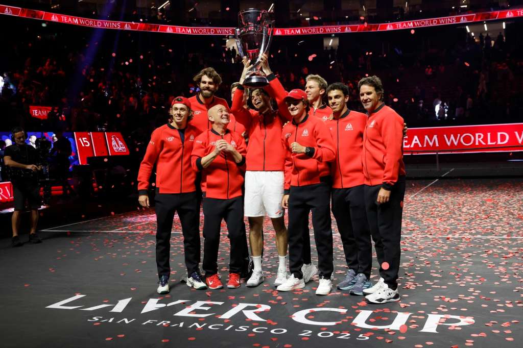 SAN FRANCISCO (United States), 22/09/2025.- (L-R) Team World's Alex de Minaur of Australia, Reilly Opelka of the USA, Captain Andre Agassi, Jenson Brooksby of the USA, Taylor Fritz of the USA, Joao Fonseca of Brazil, Alex Michelsen of the USA, Francisco Cerundolo of Argentina, and Vice Captain Pat Rafter of Australia pose with the Laver Cup trophy after defeating Team Europe during Day 3 of the Laver Cup tennis tournament in San Francisco, California, USA, 21 September 2025. (Tenis, Brasil) EFE/EPA/JOHN G. MABANGLO