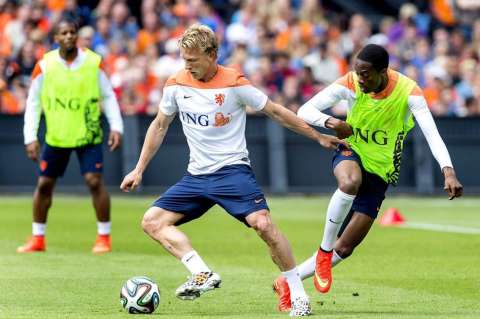 Holanda gana pero no convence