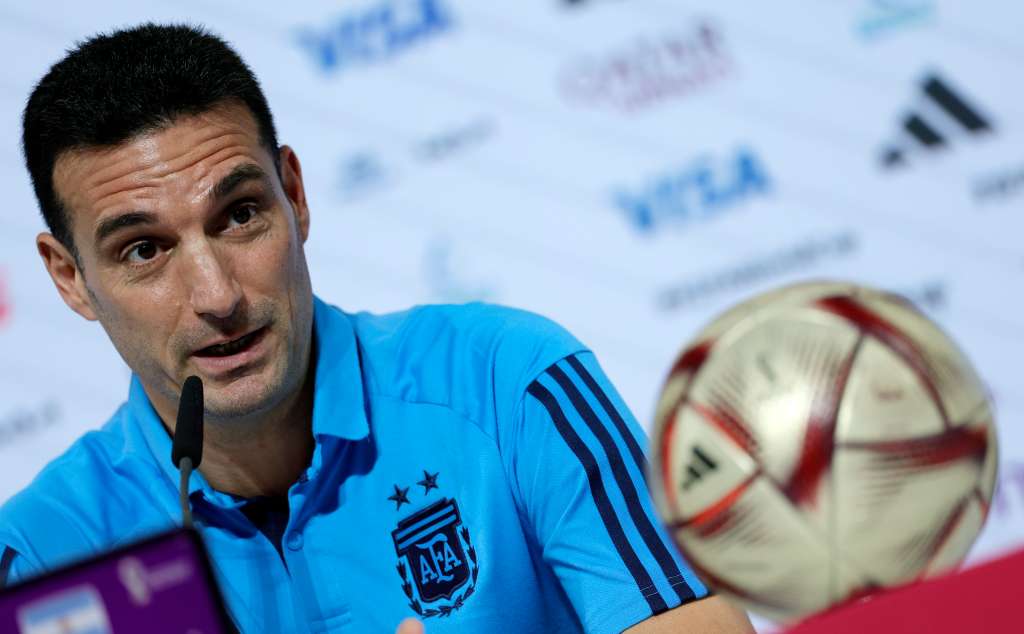 Doha (Qatar), 17/12/2022.- Argentina's head coach Lionel Scaloni speaks during a press conference in Doha, Qatar, 17 December 2022. Argentina will face France in their FIFA World Cup 2022 Final in Lusail on 18 December. (Mundial de Fútbol, Francia, Estados Unidos, Catar) EFE/EPA/RONALD WITTEK