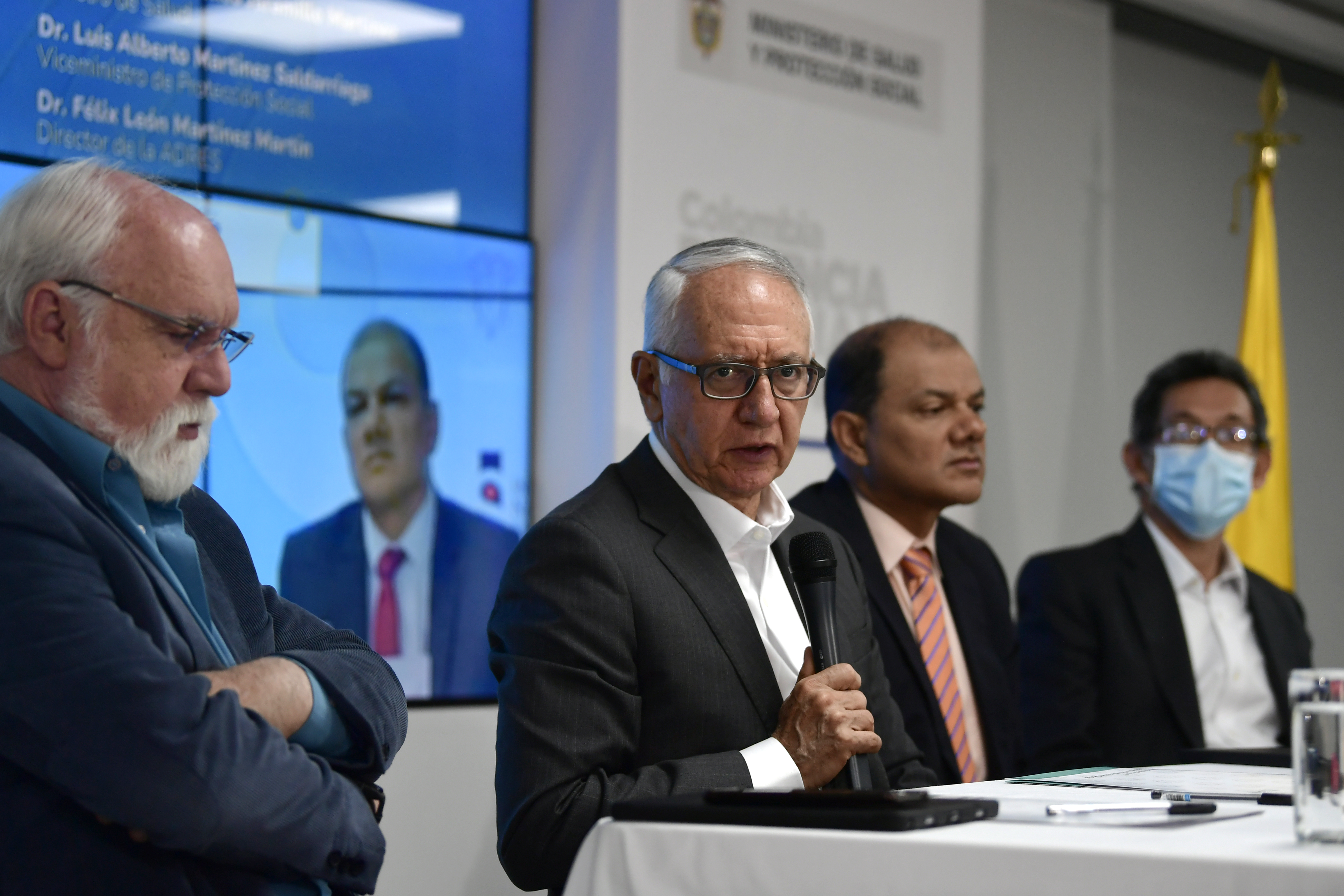 Director de la ADRES; Guillermo Jaramillo, ministro de Salud; Luis Alberto Martínez, viceministro de Protección Social y Jaime Urrego, viceministro de Salud Pública, durante una rueda de prensa en Bogotá (izq-der).