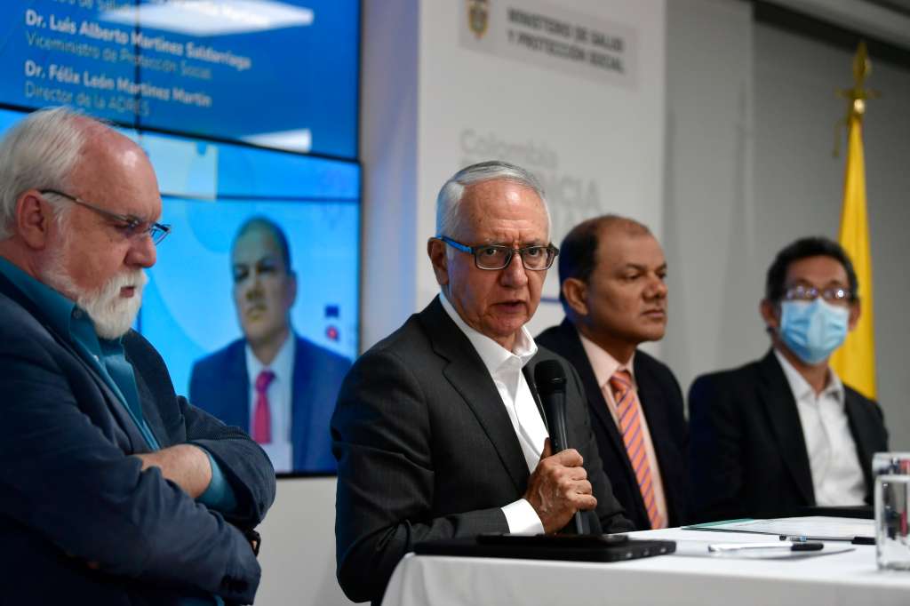 Director de la ADRES; Guillermo Jaramillo, ministro de Salud; Luis Alberto Martínez, viceministro de Protección Social y Jaime Urrego, viceministro de Salud Pública, durante una rueda de prensa en Bogotá (izq-der).