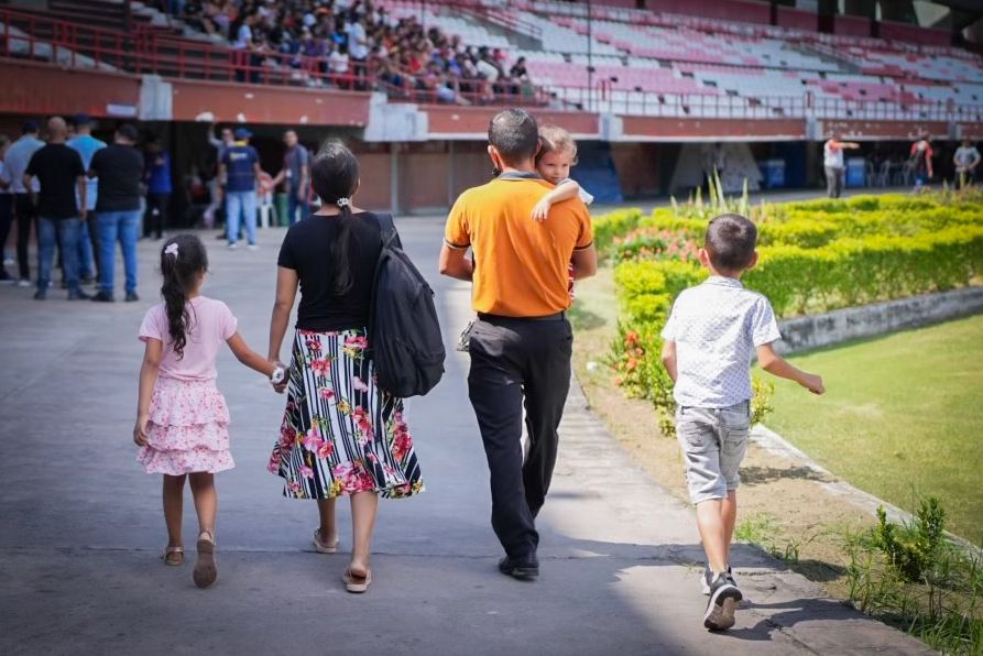 Cientos de familias desplazadas por la crisis de violencia en Catatumbo se concentran en el estadio de Cúcuta.