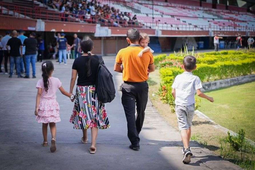 Cientos de familias desplazadas por la crisis de violencia en Catatumbo se concentran en el estadio de Cúcuta.