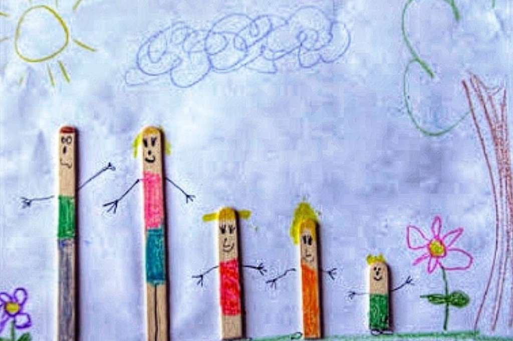 Trabajo hecho por Alejandra Azcárate en su infancia en el que muestra a su 'familia' y amiga imaginaria.