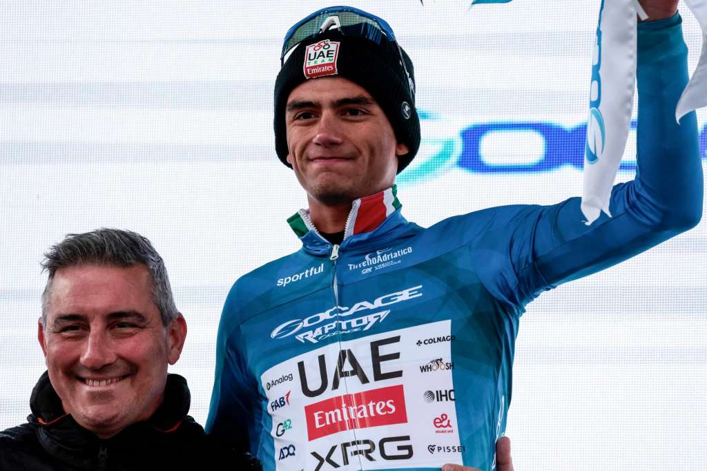 Magliano de Marsi (Italy), 11/03/2026.- Mexican rider Isaac Del Toro of the UAE Team Emirates team celebrates on the podium the in the overall leader's blue jersey after the third stage of the Tirreno-Adriatico cycling race over 221km from Cortona to Magliano de Marsi, Italy, 11 March 2026. (Ciclismo, Italia) EFE/EPA/ROBERTO BETTINI