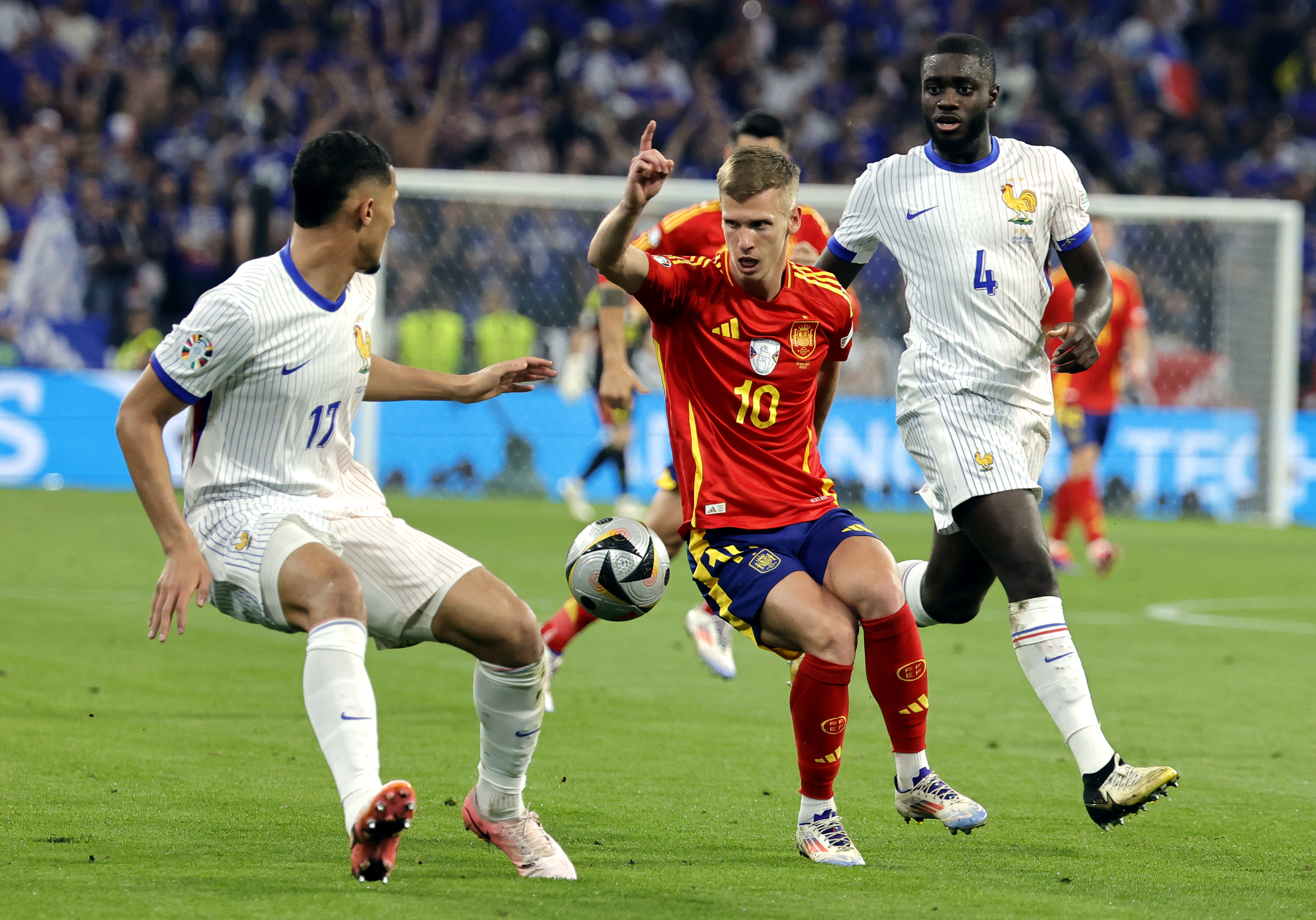 Munich (Germany), 09/07/2024.- William Saliba of France, (L) Daniel Olmo of Spain and Dayot Upamecano of France (R) in action during the UEFA EURO 2024 semi-finals soccer match between Spain and France in Munich, Germany, 09 July 2024. (Francia, Alemania, España) EFE/EPA/RONALD WITTEK