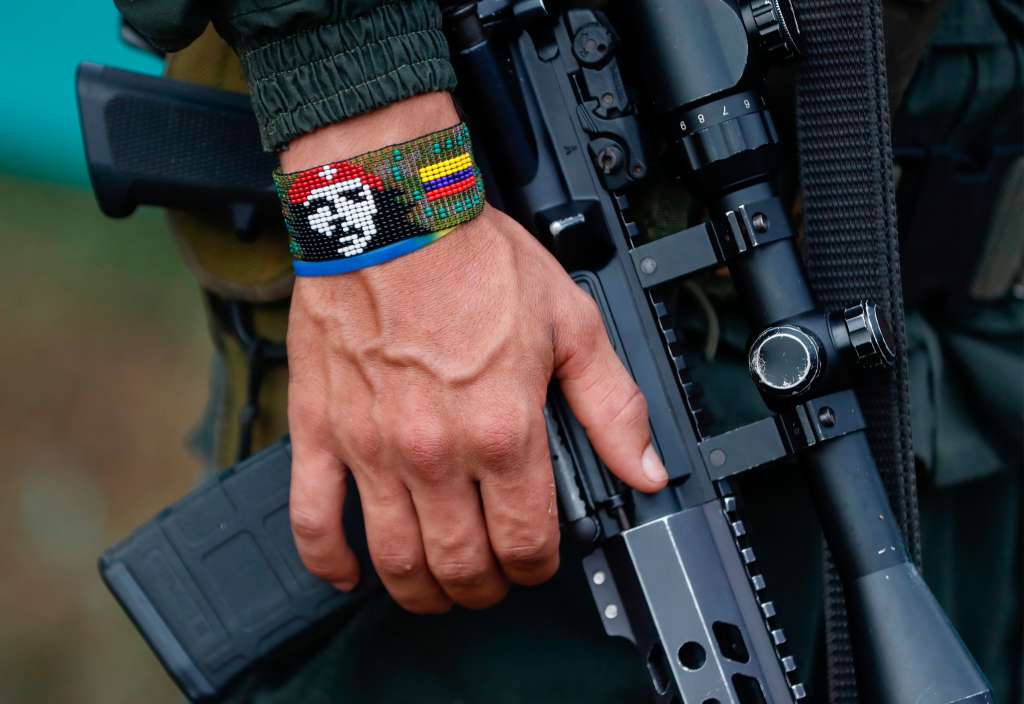 -FOTODELDÍA- ACOMPAÑA CRÓNICA AME2036. CASA ROJA (COLOMBIA), 17/04/2023.- Fotografía de la mano de un guerrillero de la disidencia de las FARC sosteniendo un fusil, el 16 de abril 2023, en Casa Roja (Colombia). Se esperaban 10.000 personas, y aunque la cifra quedó más cercana a las 6.000, los comandantes del Estado Mayor Central (EMC), principal disidencia de las desparecidas FARC, estaban satisfechos: en la cara se les notaba el éxito de un baño de masas que sirvió de escenario para abrir la puerta a la paz. EFE/Ernesto Guzmán