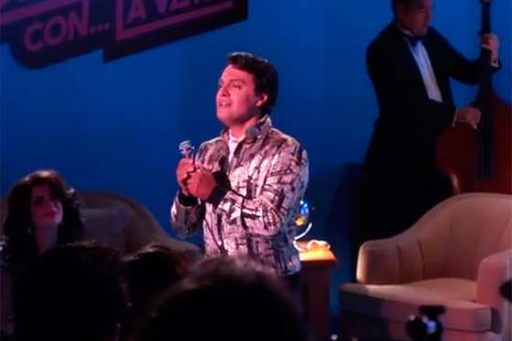 Julián Román como Juan Gabriel.