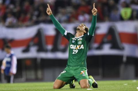 Neto, sobreviviente del accidente aéreo del Chapecoense, se retira