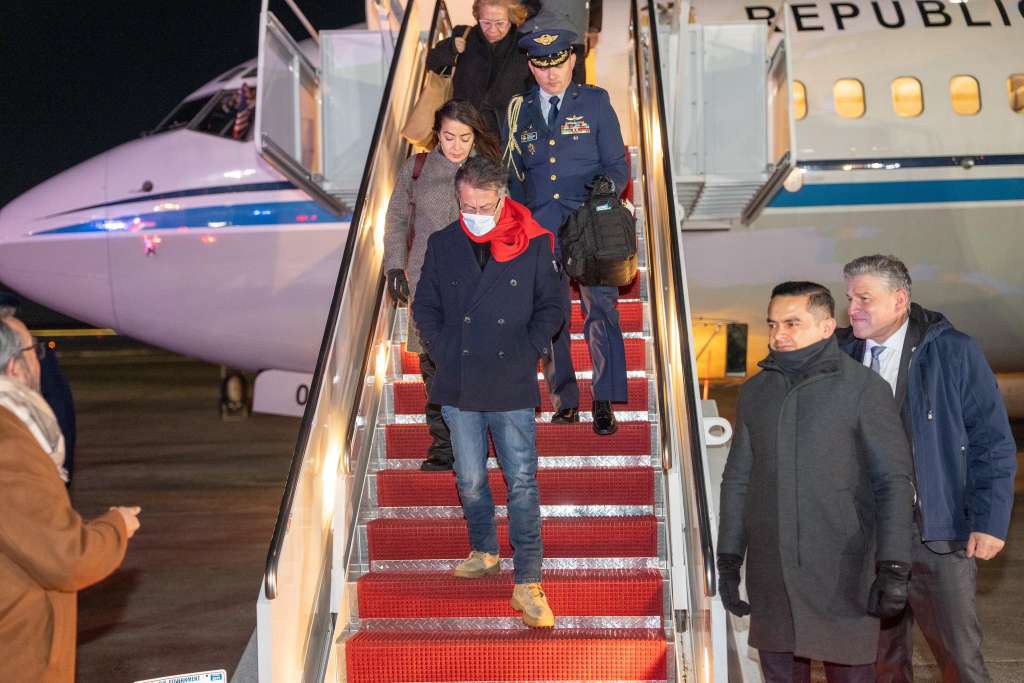 El presidente de Colombia, Gustavo Petro, ya está en Washington para su crucial reunión con su homólogo estadounidense, Donald Trump, quien lo recibirá el martes en la Casa Blanca con el objetivo de recomponer la relación bilateral deteriorada en el último año por ataques verbales mutuos.